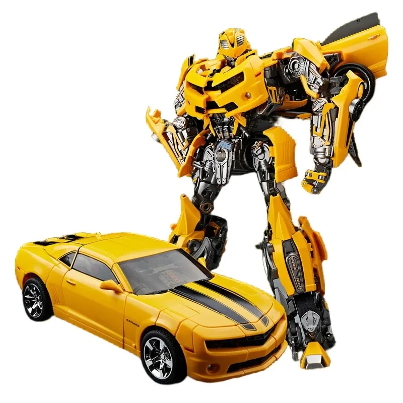 Close-up do brinquedo transformador Bumblebee com detalhes elaborados