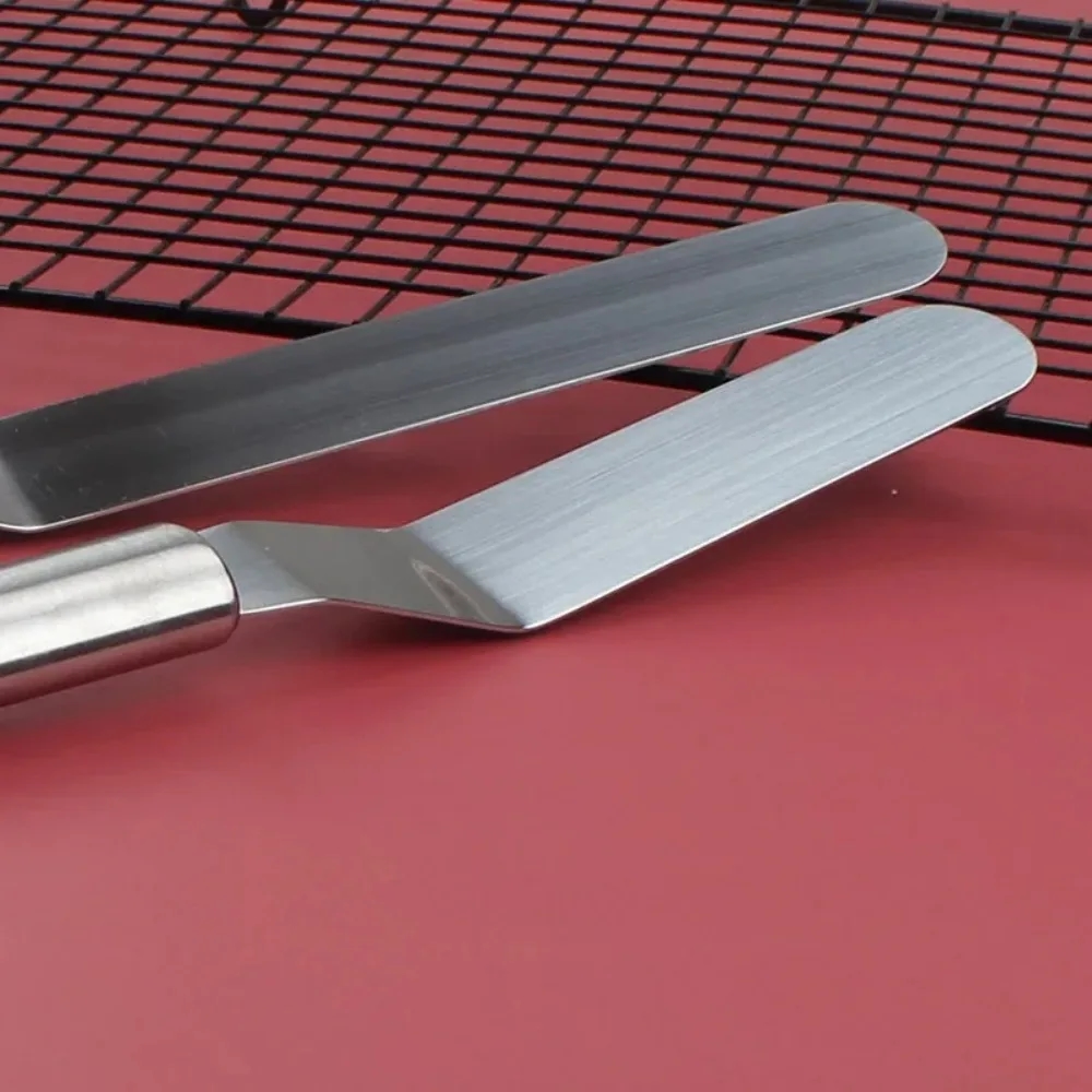 Durable spatula suitable for large amounts of dough and cream