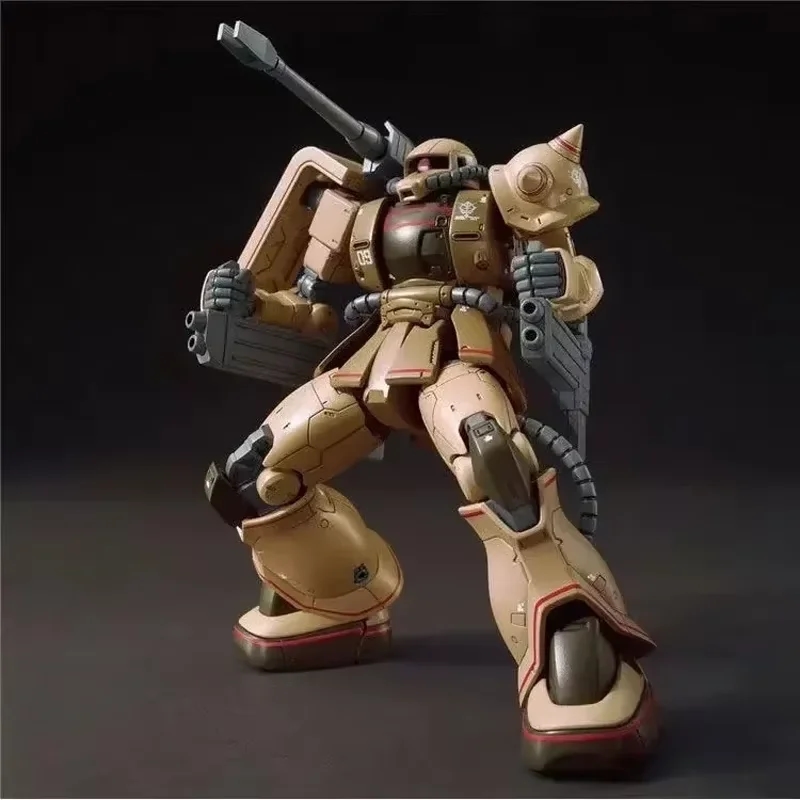 무기를 가지고 있는 역동적인 전투 자세의 ZAKU HG 1/144 컬렉션 피규어