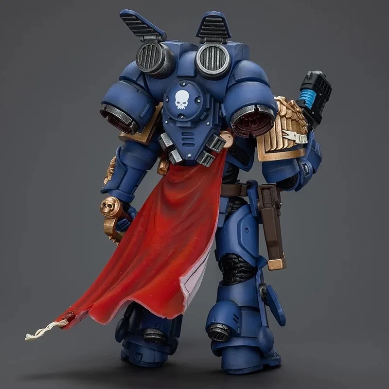 Primer plano del rostro de la figura del Capitán Ultramarines con casco