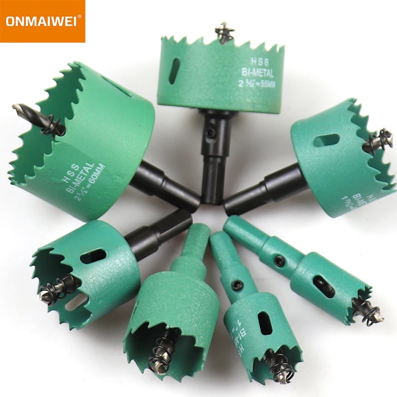 Conjunto de brocas de diferentes diâmetros de 16 a 200 mm, cuidadosamente organizadas na mesa de trabalho