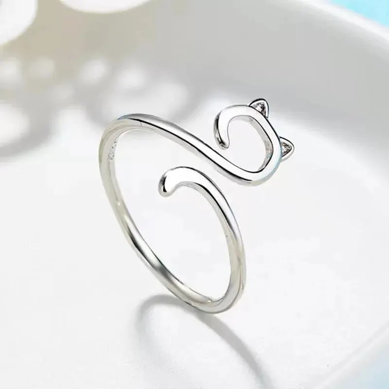 A woman's hand using an adjustable crochet ring hook