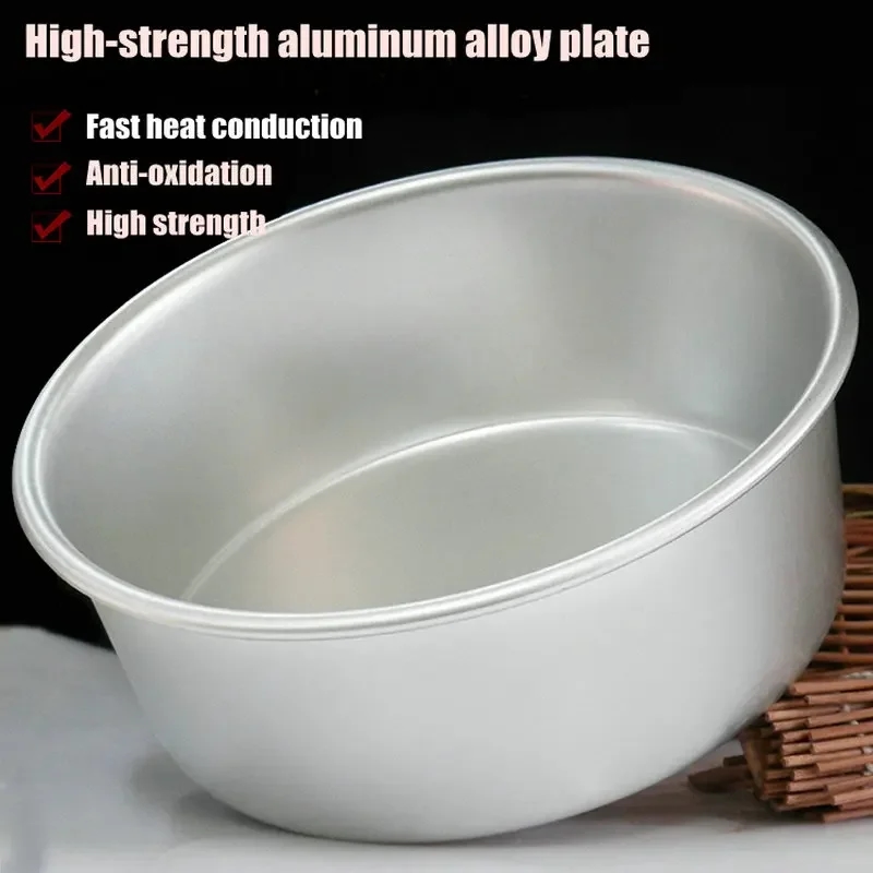 Medium-sized baking pan, suitable for most cake recipes