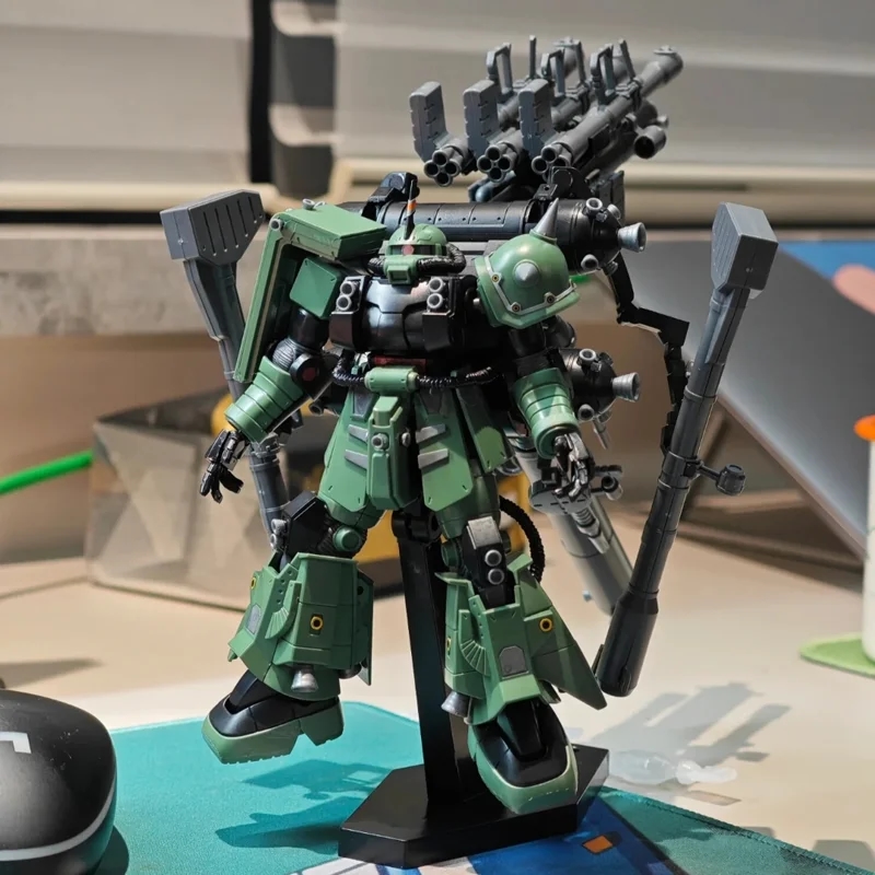 Detailliertes Modell 1/144 des grünen Mechs ZAKU, bereit zur Montage und weiteren Verwendung