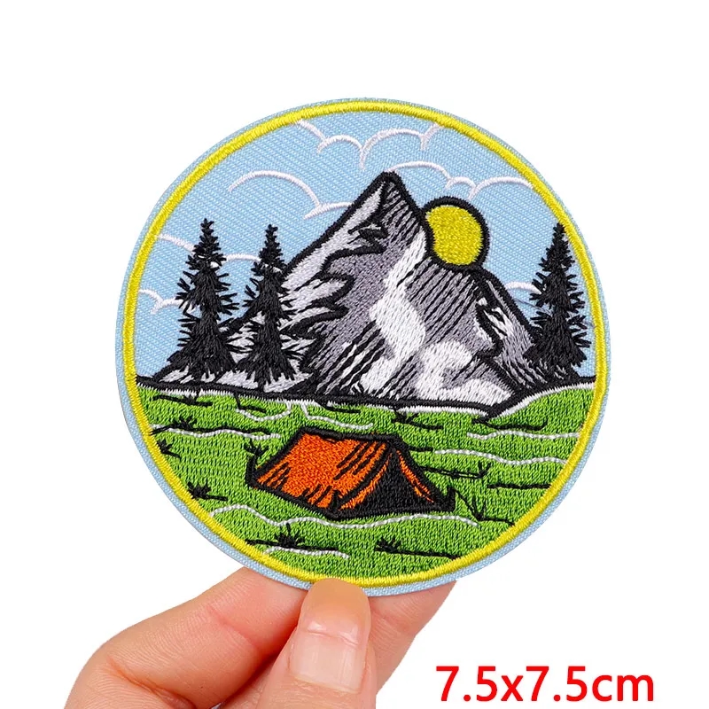 Bestickter Aufnäher mit Motiv eines Wanderers, der einen Bergpfad entlanggeht, zur Verzierung von Kleidung