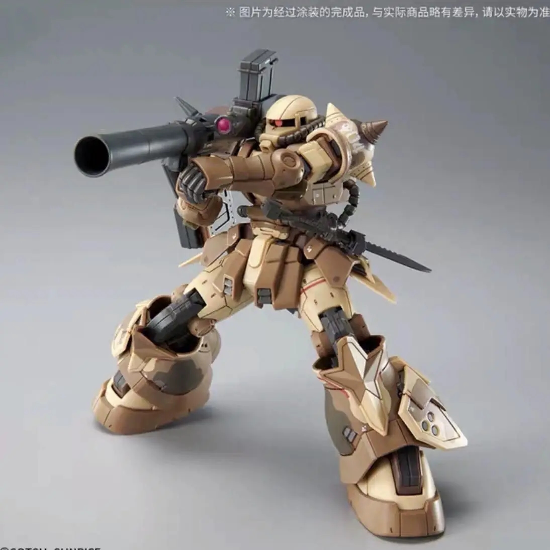Image du processus d'assemblage du modèle Zaku avec des décalcomanies