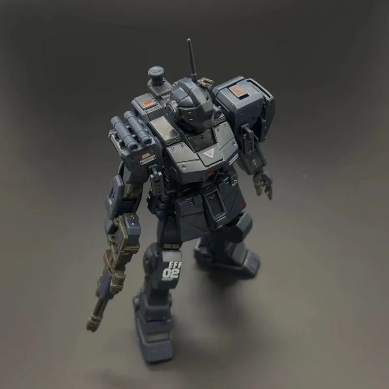 Figurine Gundam dans diverses poses dynamiques, démontrant une large gamme de mouvements