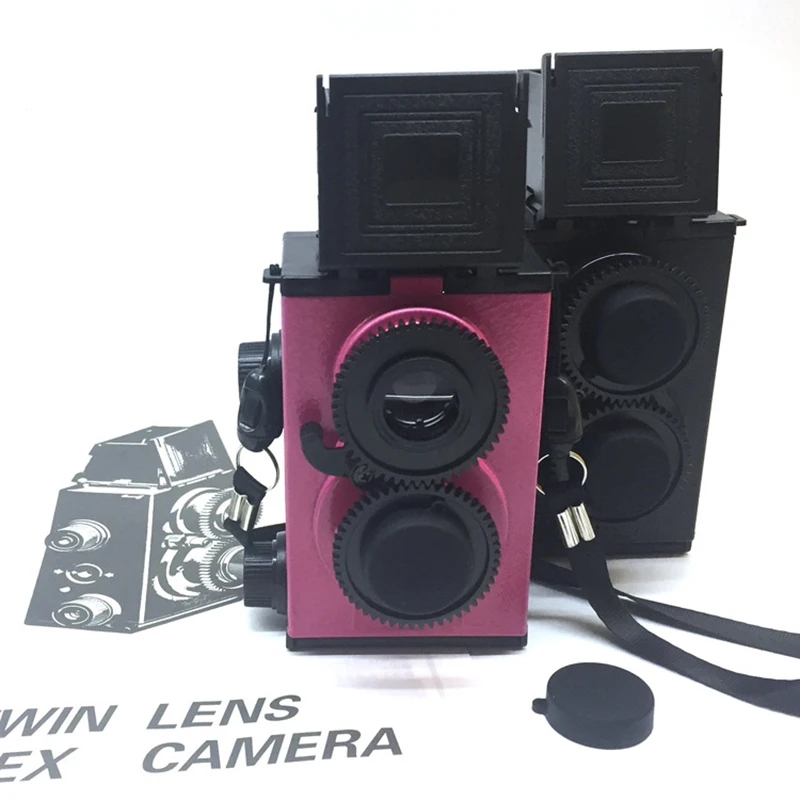 Cámara de película elegante con carcasa negra, ideal para fotografía retro