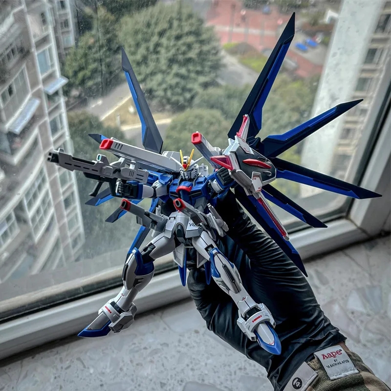 Teile, die im Bausatz für die Robotermodellfigur Mecha Flying Freedom HG 1/144 SEEDFREEDMO enthalten sind