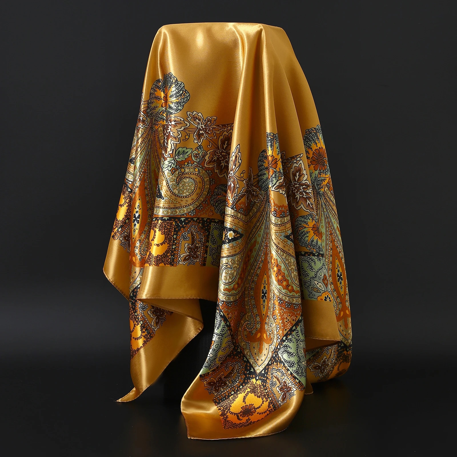 Scarf with a unique design, easy to wear at any time of the year