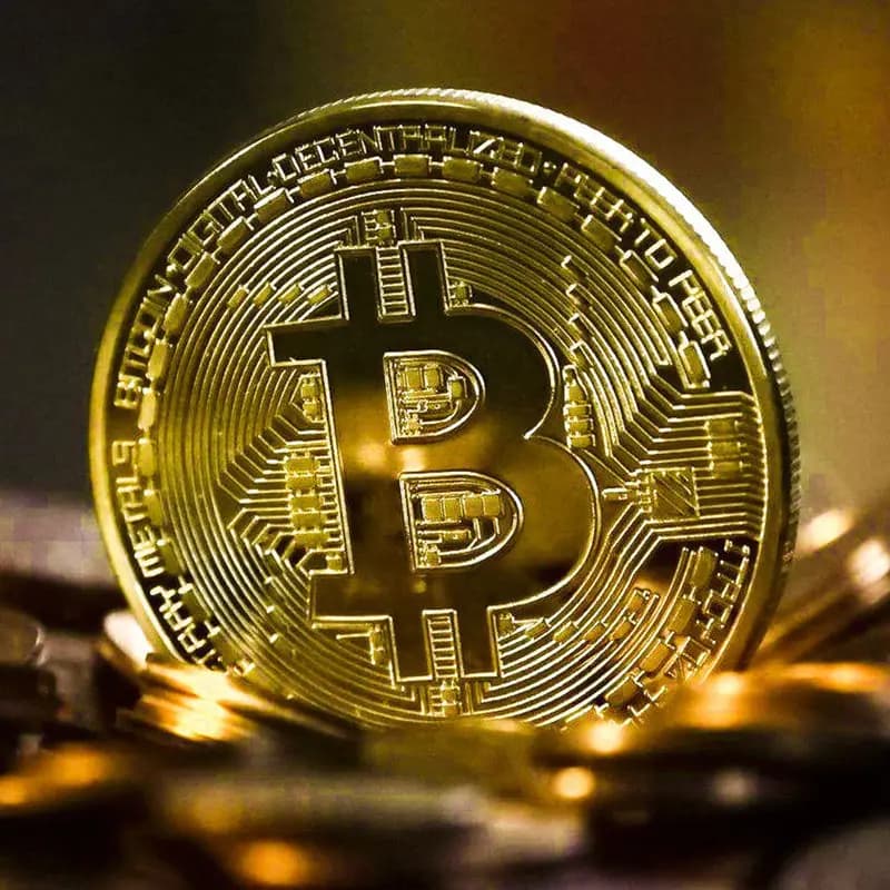 Detaillierte Ansicht der goldenen Sammlermünze Bitcoin