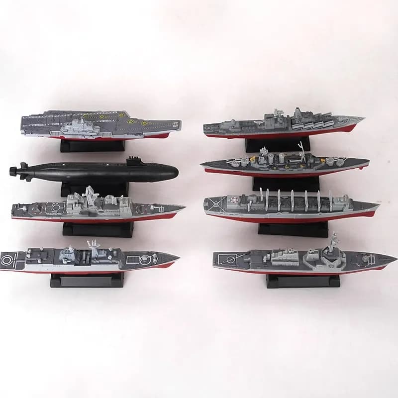 Vista detalhada do modelo de navio de guerra com aviões e helicópteros no convés
