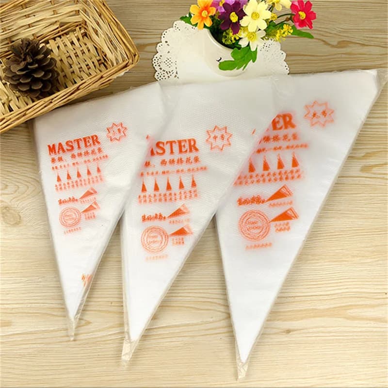 Example of using disposable sleeves for baking and decorating cakes