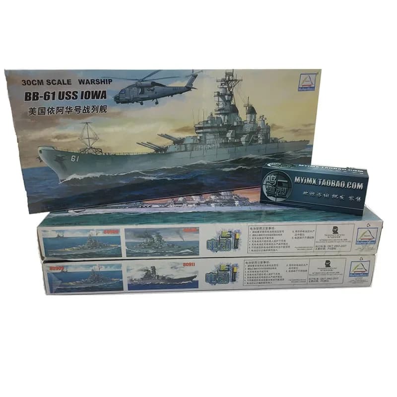 Visão detalhada do modelo montável do navio Yamato com motor a bateria funcional
